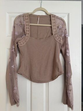 Free People Lace- Sleeve with floral detail. Ribbed Knit Top. size large.